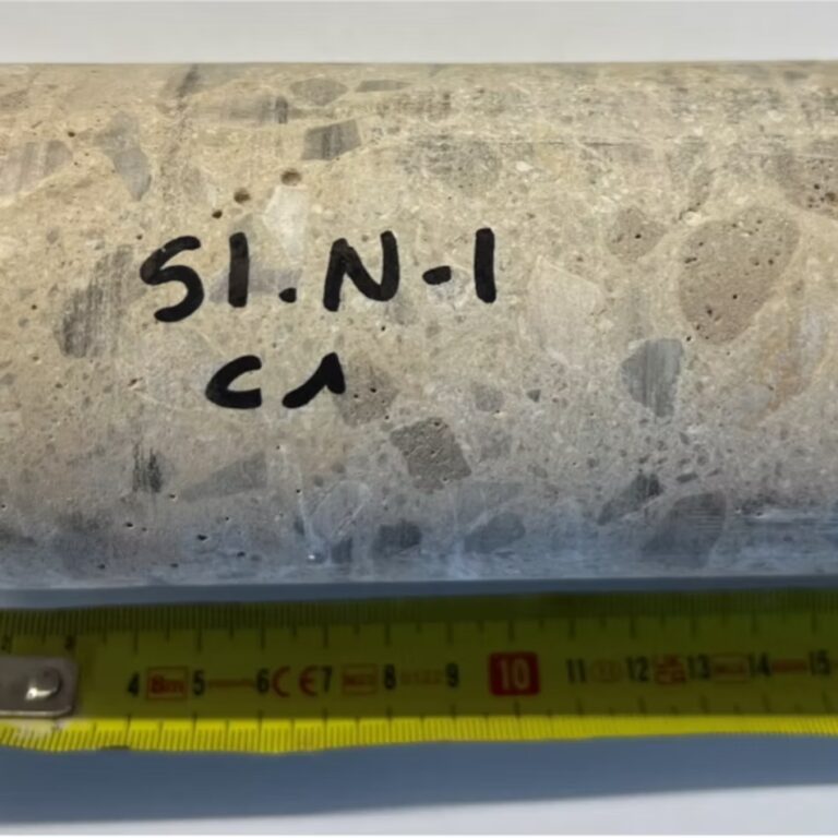 échantillon carottage de béton pour un diagnostic balcon