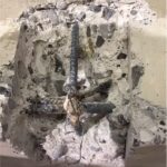 Morceau de béton armé extrait d'un balcon pour analyse