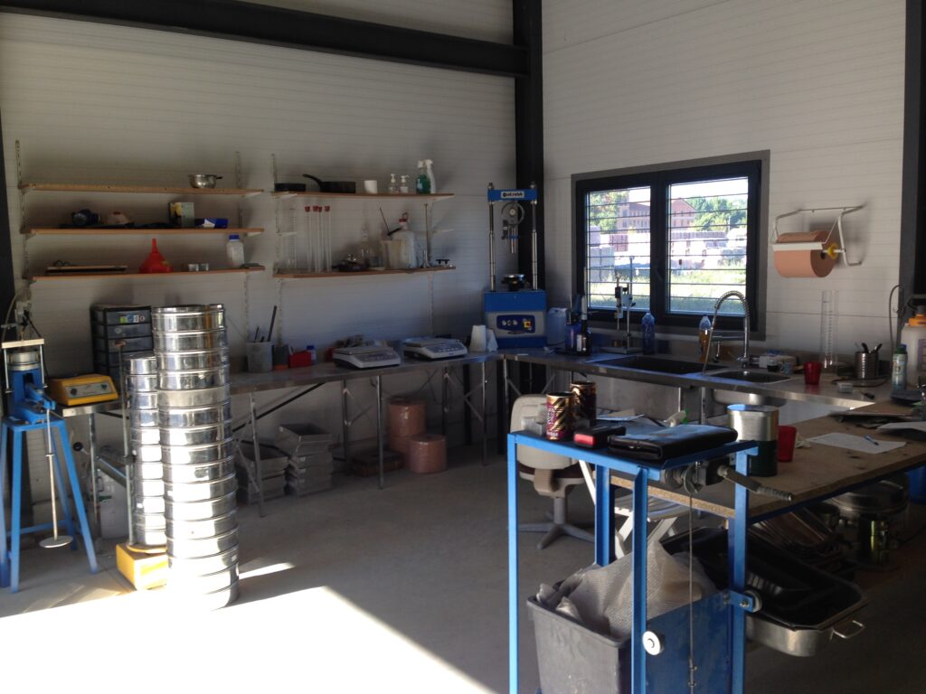 Essai en laboratoir pour sols et béton avec Azur Labo